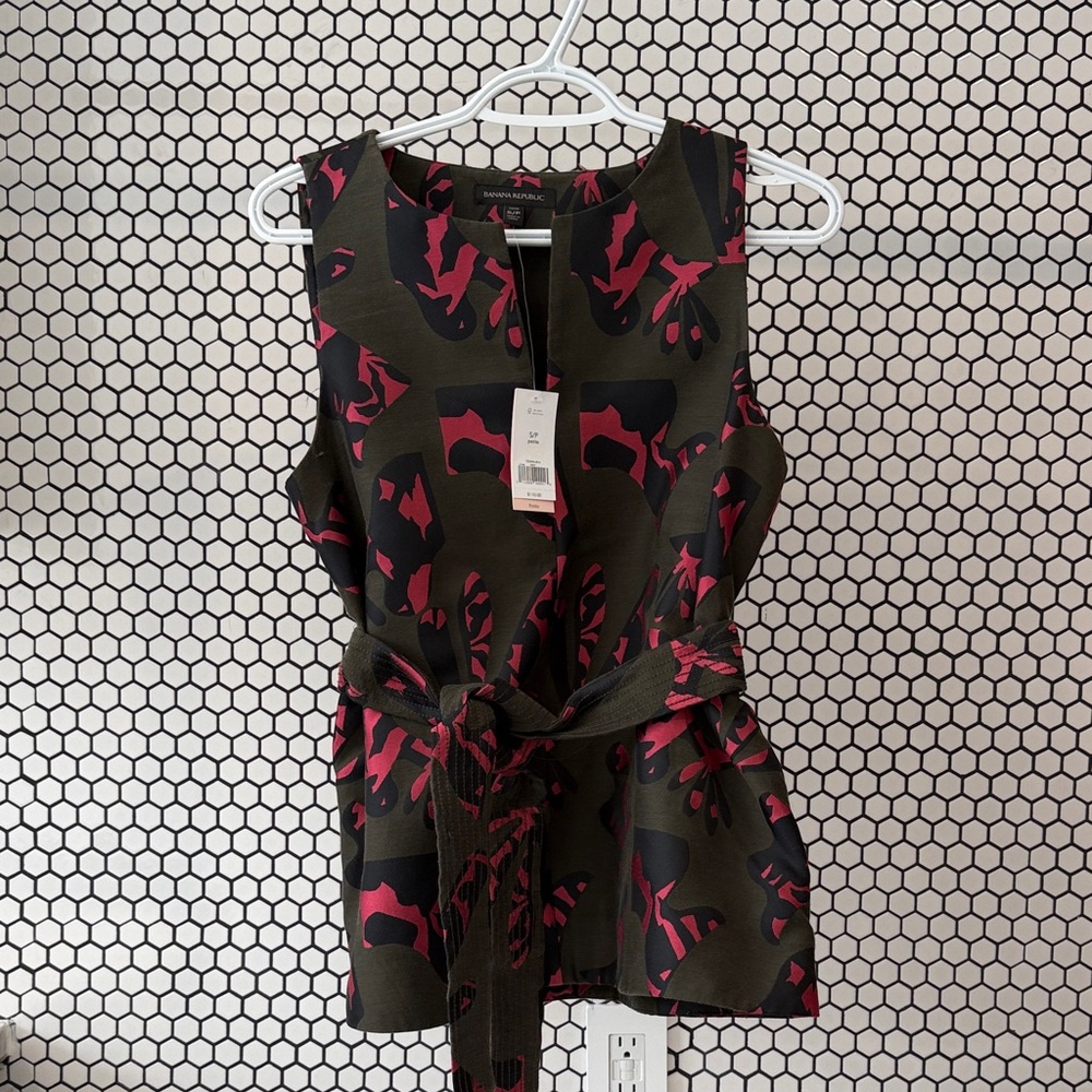 Banana Republic Stylish Sleeveless Top with Pink Accents